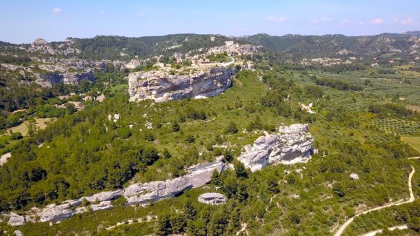 Réalisation film documentaire par OrnyCam Production Avignon - A l'image, le rocher des Baux de Provence - Vue aérienne Drone