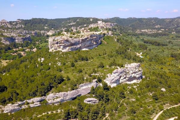 Réalisation film documentaire par OrnyCam Production Avignon - A l'image, le rocher des Baux de Provence - Vue aérienne Drone